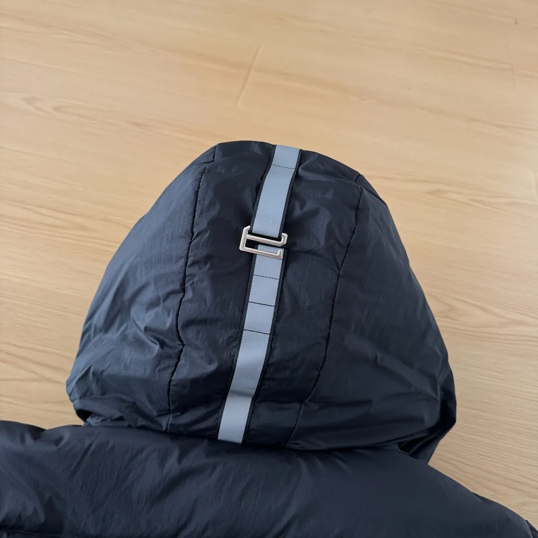 Style number: Y 79 『Top version💯, feel free to compare🆚』𝗖𝗔𝗡𝗔𝗗𝗔 𝗚𝗢𝗢𝗦𝗘｜Canada Goose 𝗝𝘂𝗻𝗰𝘁𝗶𝗼𝗻 Series ski season black label rib down jacket parka capsule down jacket Ouyang Nana second generation 𝗦𝗶𝘇𝗲: 𝗫𝗦 𝗦 𝗠 𝗟 𝗫𝗟 𝗫𝗫𝗟 Color: Black, coffee Green double-layer anti-velvet liner design, super windproof performance, very warm in winter! Newly labeled white duck down filling, high fluffiness, windproof hooded design. When walking outdoors, pull the collar to the highest position, put your hands in the pockets and it will be very warm. It can be easily controlled by all body types! The interior is equipped with an elastic wind and snow skirt design for better wrapping!